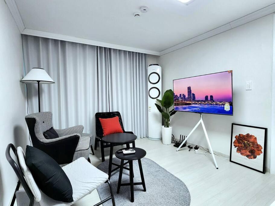 Charm In Seoul, 3r2b, Arex, Digitalmediacitystation 3minutes, Hongdae Seoul