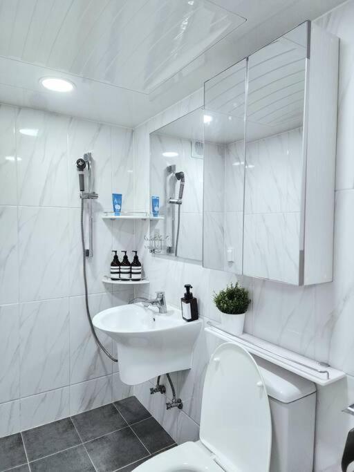 Charm In Seoul, 3r2b, Arex, Digitalmediacitystation 3minutes, Hongdae * Seoul