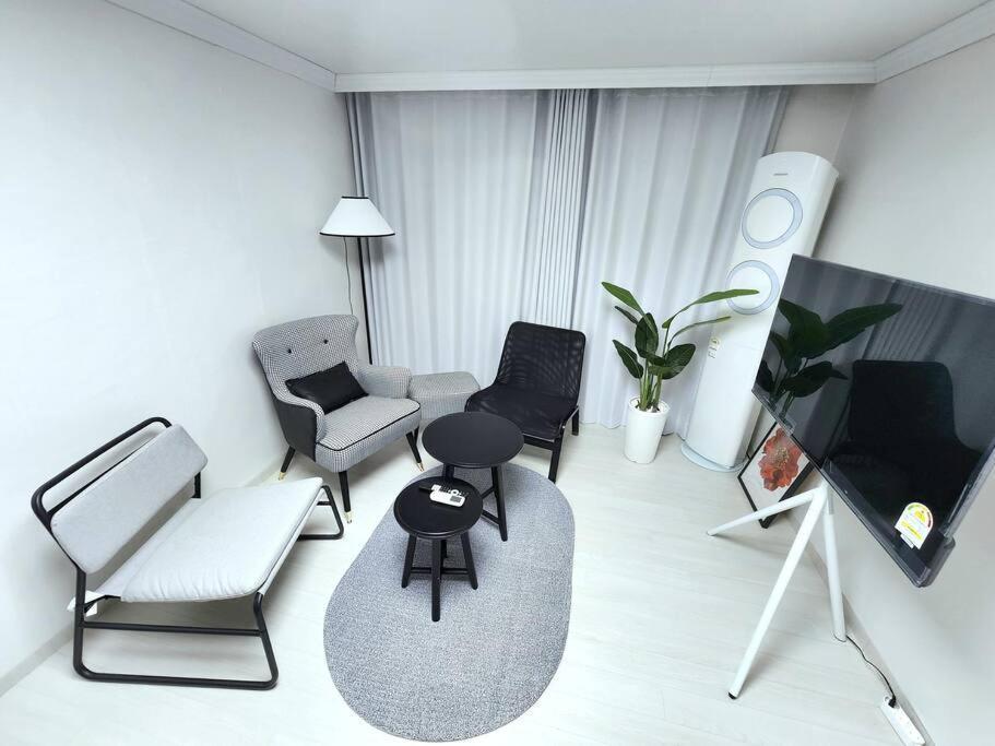 Charm In Seoul, 3r2b, Arex, Digitalmediacitystation 3minutes, Hongdae * Seoul